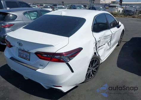 2021 Toyota Camry Se z USA, uszkodzony, nr VIN 4T1G11AK9MU611768